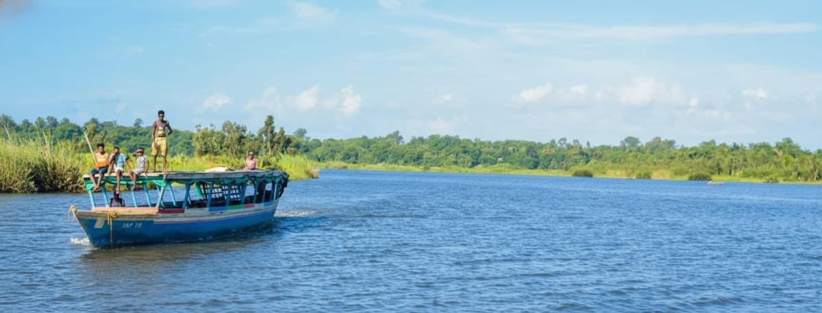 Pirogue de pêcheurs malgaches sur une côte sauvage de Madagascar